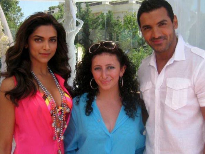Avhqh0rCQAI-MoD.jpg%20large[1] - Deepika si prietenii ei