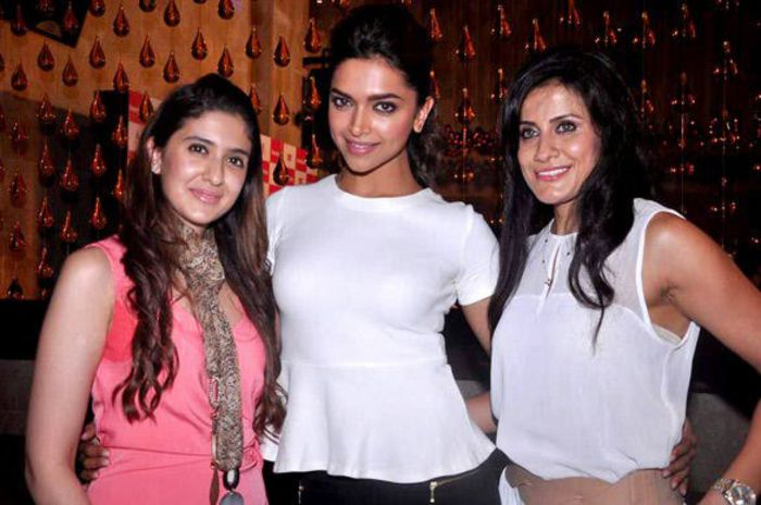 deepika-friends-during-launching-double-issue-women039s-health-magazine[1]