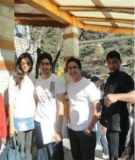 deepika-padukone-pose-her-fans-sets-yeh-jawani-hai-deewani[1]