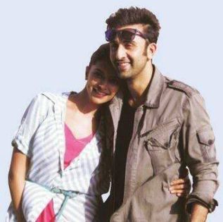 deepika-and-ranbir-gets-cozy-front-camera-during-promotions-yjhd-delhi