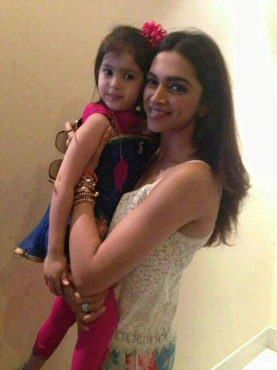 deepika-padukone-posed-kid-delhi-during-promotion-yjhd - Deepika si prietenii ei