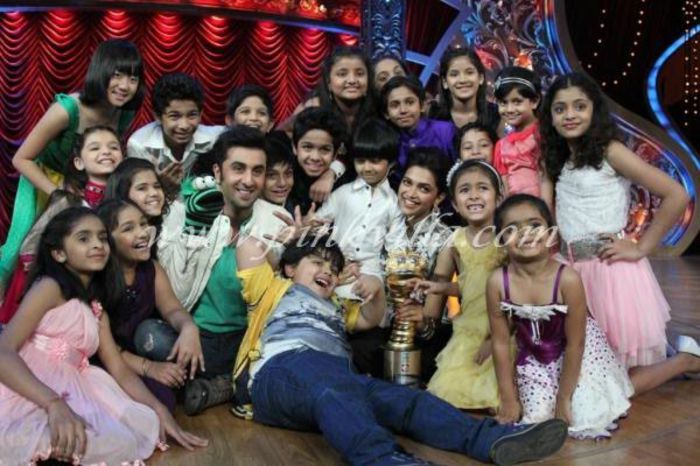 fwdwithstarsattheirfeetranbiranddeepikadazzled_00004