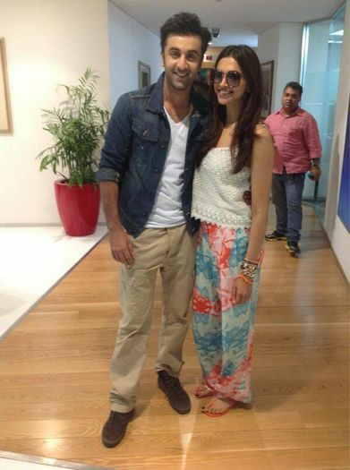 ranbir-and-deepika-strike-cool-pose-during-promotions-yjhd-delhi