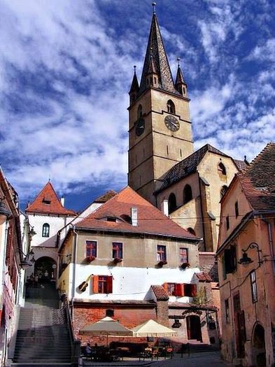 "Golgota" anilor mei de liceu.Urcam cate doua trepte deodata; Scarile duc spre Piata Mica,Liceul Brukenthal si biserica  Evanghelica.Sunt cam abrupte si eu eram mereu in intarziere.
