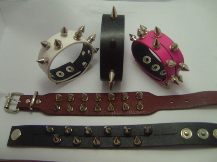 S7002819; Bratari rock diverse modele.
Pret 10 lei
