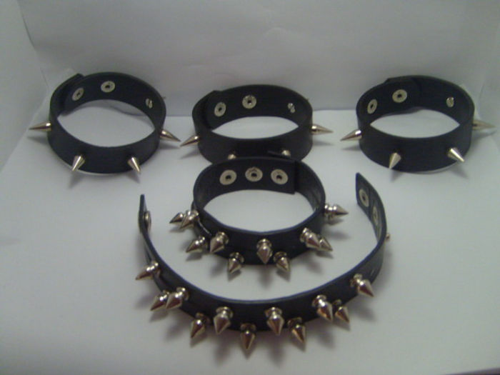 S7002822; Bratari rock diverse modele.
Pret 10 lei
