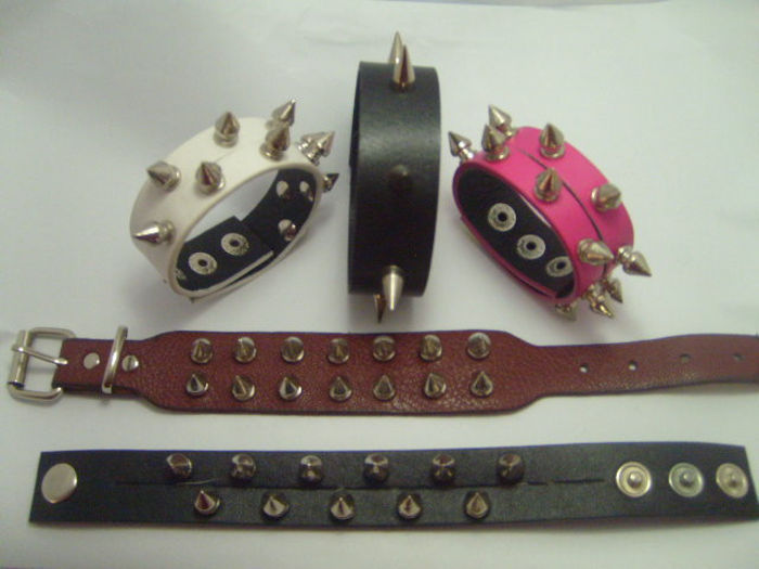 S7002817; Bratari rock diverse modele.
Pret 10 lei
