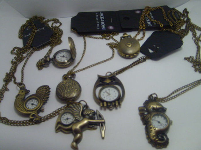 S7002833; Colier cu ceas diferite modele.
Pret 20lei
