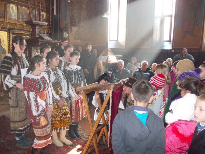 COLINDÂND LA BISERICA SOȚULUI CU ELEVII