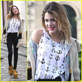 35 - ALEGE-TI O POZA LIBERA CU MARTINA STOESSEL