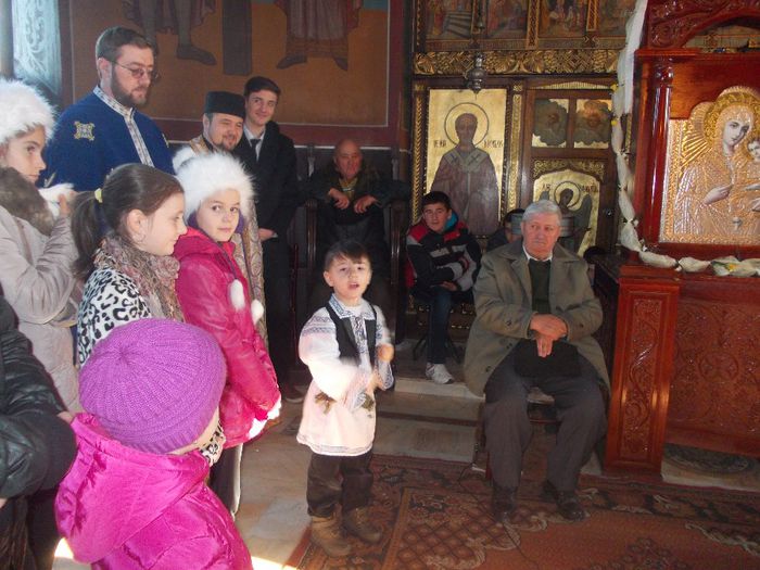 CASIAN la biserică de CRĂCIUN-2013-ALĂTURI DE TATĂL SĂU