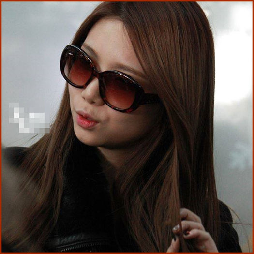 ツ Surprinde-ma, unnie :)) (se aseaza pe canapea)