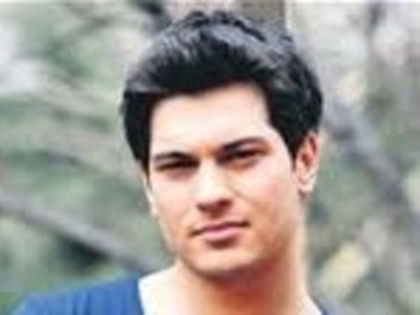 Nu,tu esti prima si sg fata care a pasit vreodata in restaurantul asta(spuse el razand)