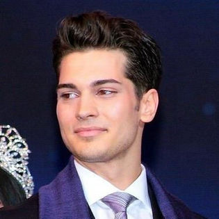 Tu esti unica pt mine .Te iubesc!