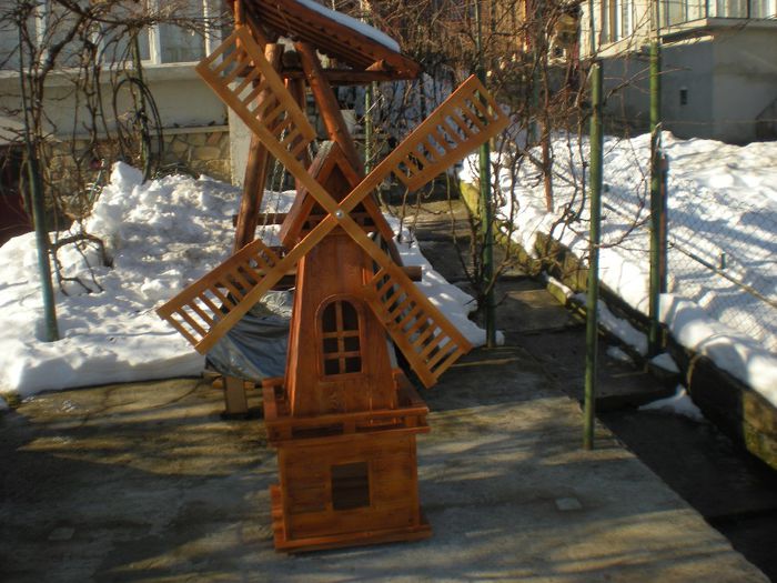 DSCN7570 - Moara vant din lemn - decoratiune pentru gradina