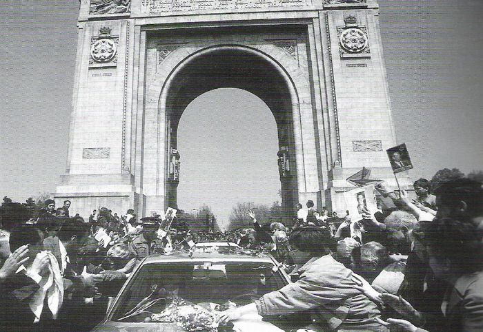 MS Regele trecand prin Arcul de Triumf; Bucuresti, aprilie 1992
