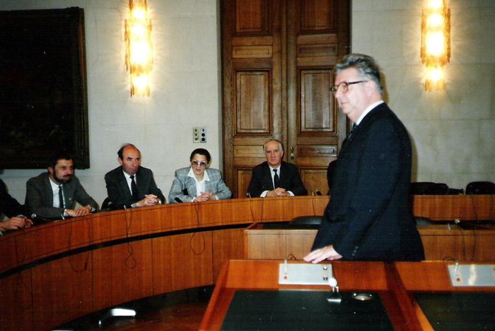 La conferirea Medaliei; Inmanata de Andre Bertouille. In fotografie: Cristian Zainescu (PNL), Stefan Cazimir (P.Liber Schimbist), Adriana Pescaru, ambasadorul roman si Bertouille (in picioare)
