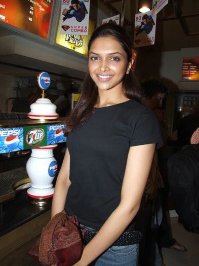 deepika-padukone-rare-unseen-pictures_13601349161[1] - Deep smile