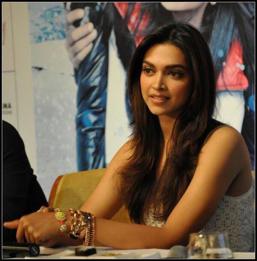 deepika-padukone-addresses-media-delhi-during-promotion-yjhd