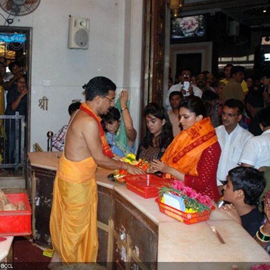 Deepika-Padukone-performs-pooja-at-Siddhivinayak-Temple-in-Mumbai-for-the-success-of-her-movie-Yeh-J