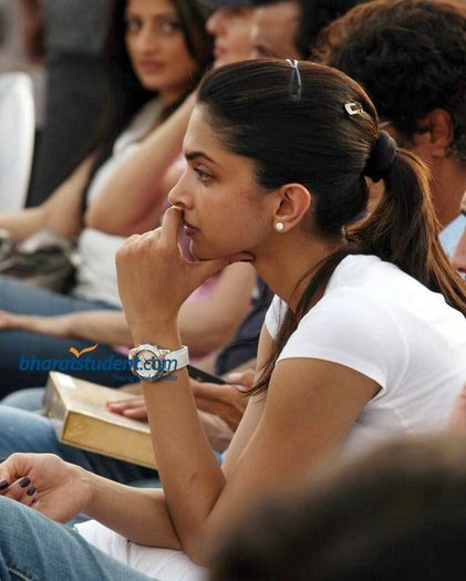 housefull-cricket-match_006