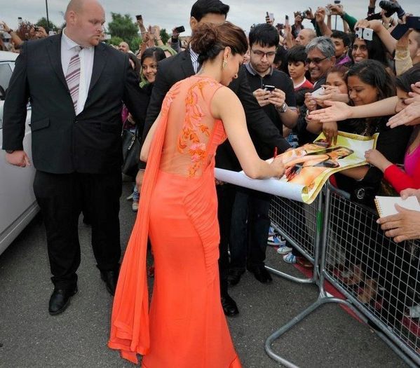 deepika-padukone-back-hot