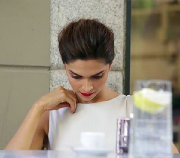 deepika-padukone-nice-red-lippy-pose-fashion-designer-van-heusen-limited-edition-2013[1]