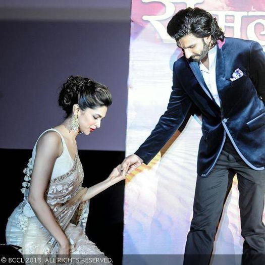 Ranveer-Singh-offers-a-hand-to-Deepika-Padukone-as-the-actresses-steps-on-to-the-stage-during-the-tr