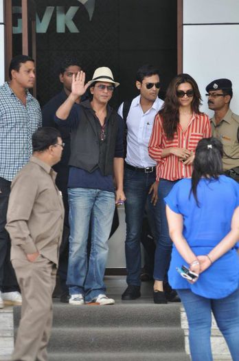 srk-and-deepika-greet-their-fans-photo-still