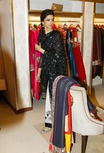 deepika-gorgeous-look-during-promotion-chennai-express-dubai[1]