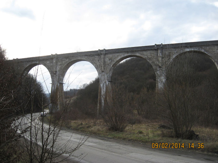 pe sub un viaduct impozant ( pacat ca ....