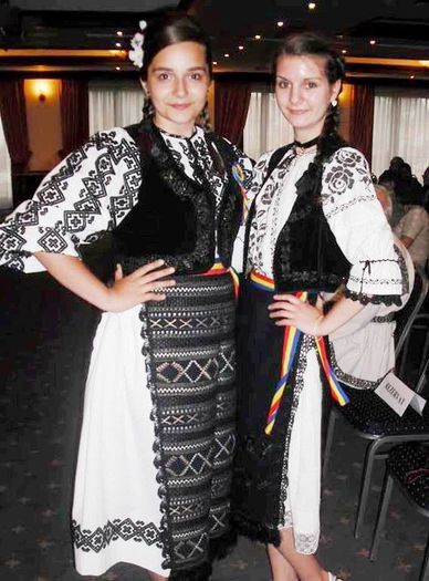 STEFANIA PARLEA SI ANCA NICOLETA MICU MEMBRE ACENACLULUI CRENELURI SIGHISORENE IN 2014.