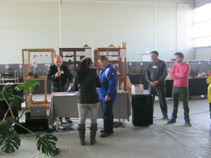 02=ANCEPE ANMINAREA CUPELOR; LA ACEASTA COMPETITIE AM FOST REPREZENTAT DE FICA SI GINERELE MEU ;MARI IUBITORI SI VIITORI CAMPIONIIN CUNICULTURA ;
