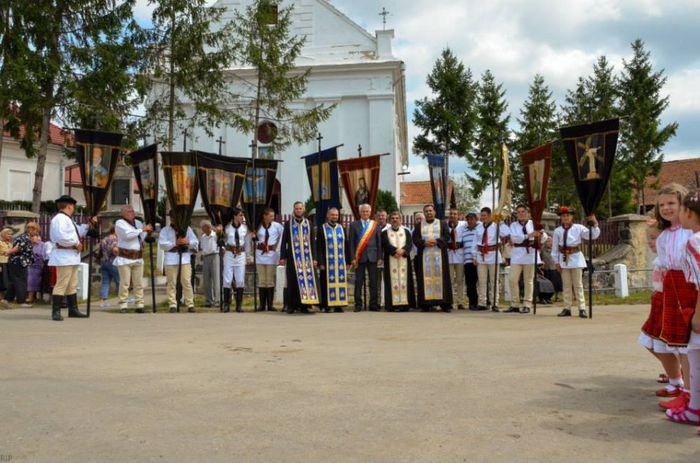 IN FATA BISERICI LA FII SATULUI PALOS IN 2013. - FRUMOSUL PORT POPULAR ROMANESC DIN PALOS ARDEAL