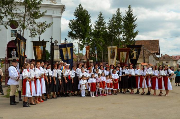 IN FATA BISERICI TINERETUL IN PORT POPULAR ROMANESC.