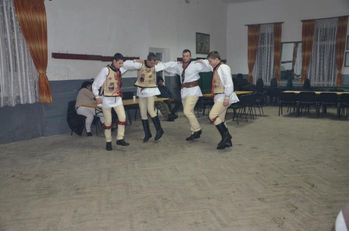 TINERI DIN PALOS JUCAND FICIOREASCA IN 2013.