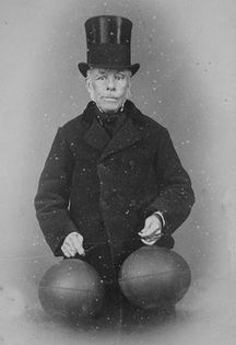 1887; richard_lindon inventatorul primei mingi de fotbal
