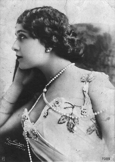 1900; Lina Cavalieri
