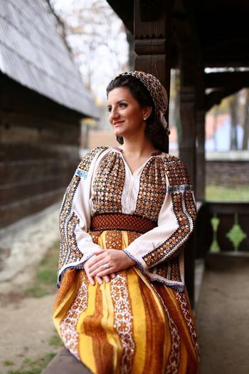  - COSTUMUL POPULAR ROMANESC DIN DIFERITE ZONE