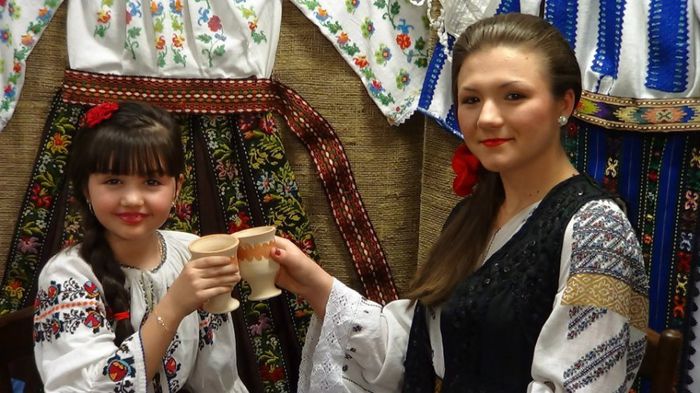  - COSTUMUL POPULAR ROMANESC DIN DIFERITE ZONE
