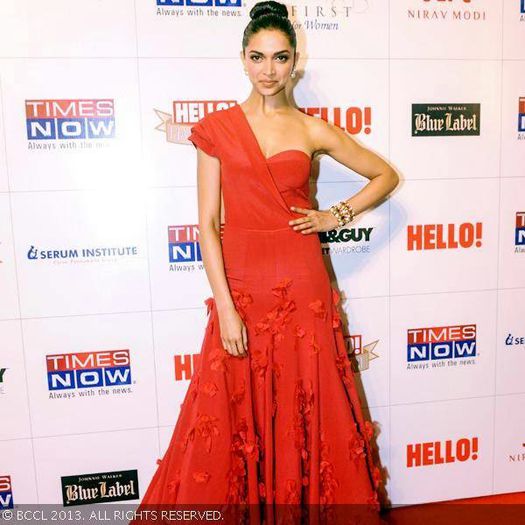 Deepika-Padukone-steals-the-show-in-eye-catching-red-gown-at-Hello-Hall-Of-Frame-Awards-2013-held-at