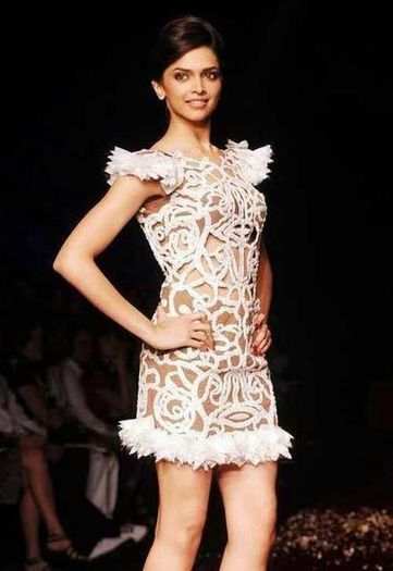 deepika-padukone-cute-dress-sexy-still - Deepika dresses