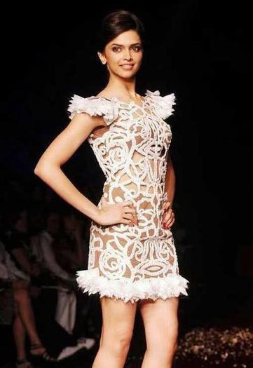 deepika-padukone-cute-dress-sexy-still