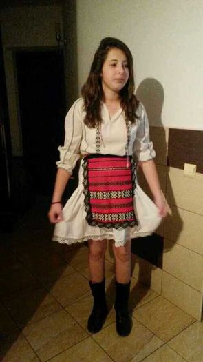 FETITA IN PORT POPULAR