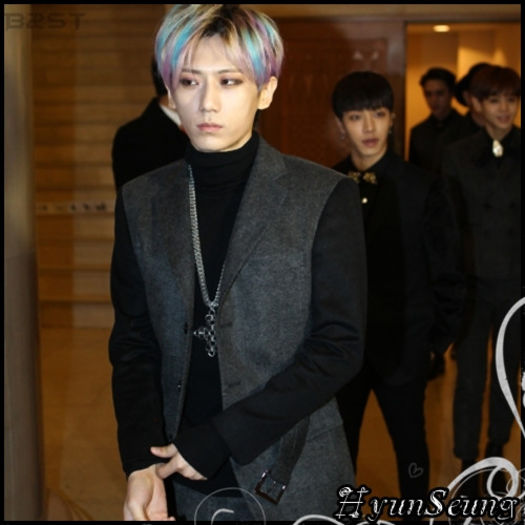 [(:] ..[coboară luându`şi jacheta pe el] Boys. :) ..Aa, hei. :* ..:)) - ix __ Episodul 051 __ xi