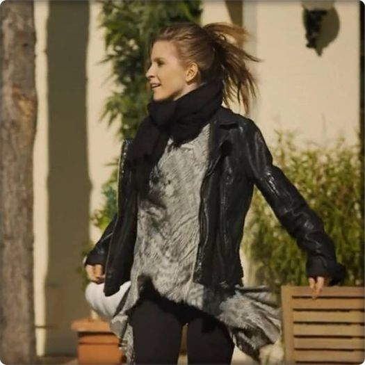 ( îşi ia cărţile din dulap şi aleargă spre clasă. ) - hol _ loc pentru nebunii - xo