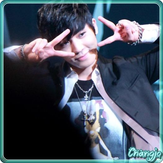 *- Aaa,si eu..pe mine probabil ma stii,dar..Changjo,incantat. :D - ix __ Episodul 052 __ xi