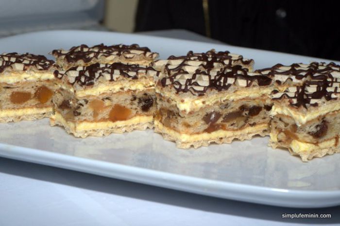 prajitura cu foi de napolitane si blat bogat si aromat