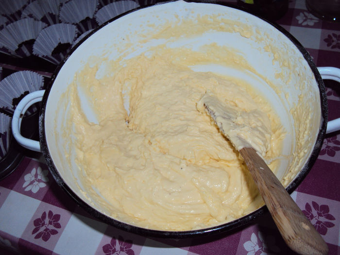 3 oua, 200 ml smantana, 4 linguri faina