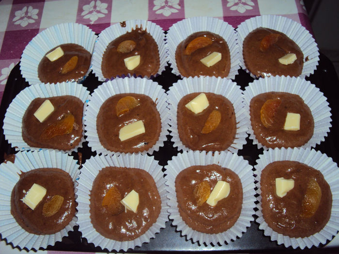 cu ciocolata- 100g amaruie topita in 200 ml de smantana